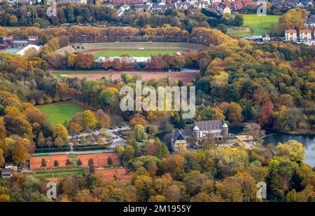 Luftaufnahme, bebautes Schloss Wittringen mit Burgteich und Stadion Gladbeck - Vestische Kampfbahn im Bezirk Butendorf in Gladbeck, Ruhrgebiet, Norden Stockfoto