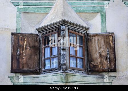 Typisches Fenster mit Balkon in Engadine, Graubunden, Schweiz Stockfoto