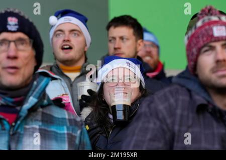 Sale Sharks Fans genießen The Guiness während des Spiels der European Champions Cup Gruppe B Sale Sharks vs Ulster Rugby im AJ Bell Stadium, Eccles, Großbritannien, 11.. Dezember 2022 (Foto: Steve Flynn/News Images) Stockfoto