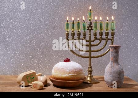 Jüdischer Feiertag Hanukka Hintergrund mit Menorah und Dreidel mit den Buchstaben Gimel und Nun. Stockfoto