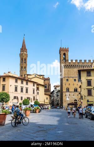 Piazza San Firenze, Platz mit alten Palästen, Schloss Bargello und Glockenturm der Kirche Badia Fiorentina, Stadtzentrum von Florenz, Toskana, Italien Stockfoto