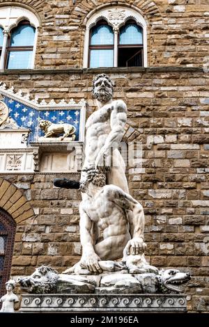 „Hercules and Cacus“, Marmorstatue von Baccio Bandinelli auf der Piazza della Signoria, vor dem Palazzo Vecchio, Stadtzentrum von Florenz, Toskana, Italien Stockfoto