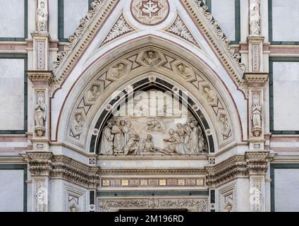 Nahaufnahme der Fassade der Kirche Santa Maria del Fiore oder der Kathedrale von Florenz im neogotischen Stil mit weißen, grünen und roten Marmor, Toskana, Italien Stockfoto