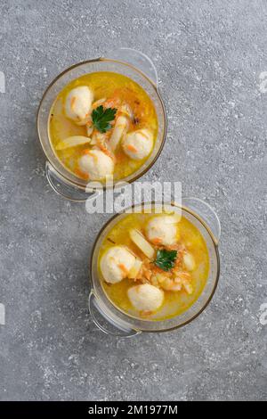 Suppe mit Fleischbällchen und Kräutern, Mittagsmenü, gesunde Ernährung Stockfoto
