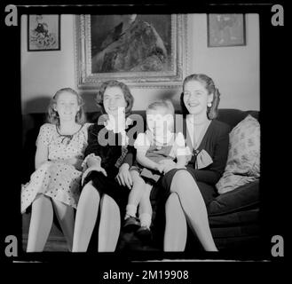 Drei Frauen und ein Kind. Samuel Chamberlain Fotosammlung Negatives Stockfoto