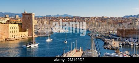 Der alte Mittelmeerhafen von Marseille mit Blick auf den Königsturm (links). Region Provence-Alpes-Cote d'Azur (PACA) Stockfoto