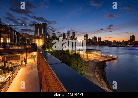 Abendlicher Blick auf die Brooklyn Bridge, die Wolkenkratzer von Lower Manhattan vom Einkaufszentrum Empire Stores, DUMBO, Brooklyn, New York City Stockfoto