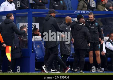 London, Großbritannien. 11.. Dezember 2022; Loftus Road Stadium, Shepherds Bush, West London, England; EFL Championship Football, Queens Park Rangers gegen Burnley; Burnley Manager Vincent Kompany feiert das Tor von Ian Maatsen für 0-2 in der 45.-minütigen Gutschrift: Action Plus Sports Images/Alamy Live News Stockfoto