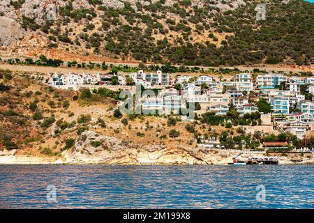 Luxuriöse Strandhäuser am Meer in Antalya. Blick vom Meer. Blick auf Küstenhäuser. Architektonische Strandhäuser. Stockfoto