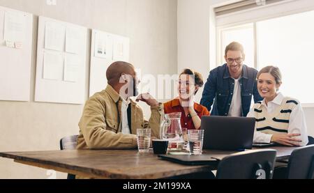 Zufriedene Geschäftsleute, die während einer Bürobesprechung eine Diashow-Präsentation ihrer Arbeit anschauen. Eine Gruppe fröhlicher Innenarchitekten, die zusammenarbeiten Stockfoto