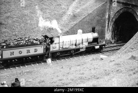 Film / Film Crew während der Dreharbeiten in England von Train Sequence mit TERRY-THOMAS für DIESE GROSSARTIGEN MÄNNER IN IHREN FLUGMASCHINEN 1965 Regisseur KEN ANNAKIN Musik Ron Goodwin Kostümdesign Osbert Lancaster Twentieth Century Fox Productions Stockfoto