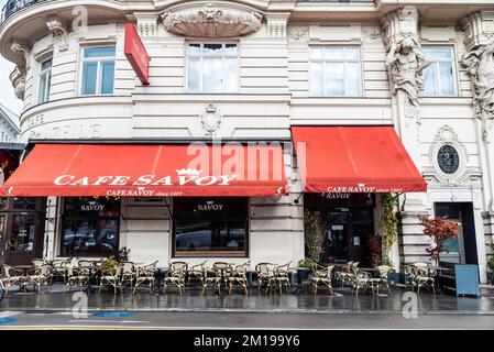 Wien, Österreich - 14. Oktober 2022: Fassade und Terrasse des klassischen Cafés Savoy in Wienzeile, Wien Stockfoto