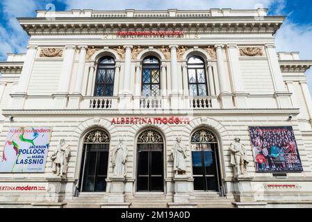 Wien, Österreich - 14. Oktober 2022: Fassade des Kunstmuseums Albertina Modern am Karlsplatz in Wien Stockfoto