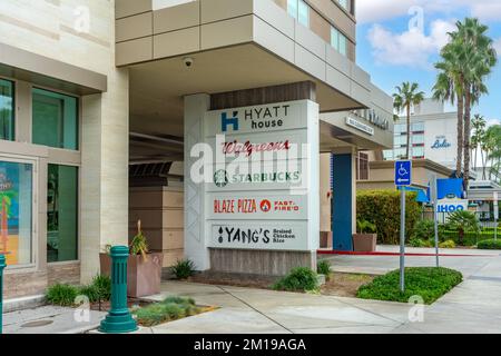 Anaheim, CA, USA – 1. November 2022: Ein Mehrvermietungsschild auf Straßenebene auf einem Gebäude am Harbor Blvd in Anaheim, Kalifornien. Stockfoto