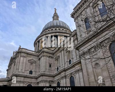 Ein wunderschöner Seitenblick auf St. Paul's Cathedral vor blauem Himmel Stockfoto