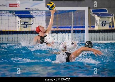 Rom, Italien. 10.. Dezember 2022. Parade von Emalia EICHELBERGER (SIS Roma) während des Spiels SIS Roma gegen ZV De Zaan. Erste Runde II der LEN Championship League Women Water Polo. At Polo Aquatico Ostia in Rom, Italien. 10. Dezember 2022 (Kreditbild: © Roberto Bettacchi/Pacific Press via ZUMA Press Wire). Kreditbrief: ZUMA Press, Inc./Alamy Live News Stockfoto