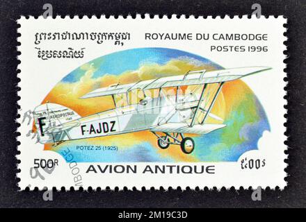 Stornierte Briefmarke gedruckt von Kambodscha, die zeigt Flugzeug Potez 25, circa 1996. Stockfoto