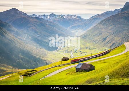 Schweizer Zug in den idyllischen alpen um Andermatt, Uri, Schweiz Stockfoto