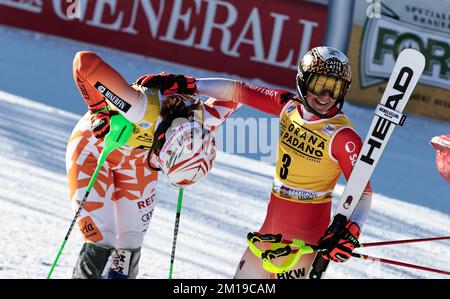 Sestriere, Italien. 11.. Dezember 2022. SKIFAHREN - FIS SKI WORLD CUP, Women's Slalom Sestriere, Piemonte, Italien VLHOVA Petra HOLDENER Wendy Credit: Independent Photo Agency/Alamy Live News Stockfoto