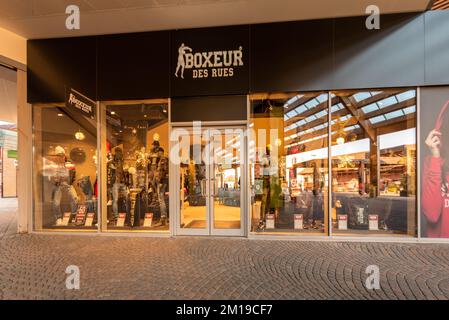 Mondovì, Cuneo, Italien - 07. Dezember 2022: Boxeurs des rues Store , französisch-italienische Streetwear- und Sportswear-Marke, im Outlet-Dorf Mondovicino Stockfoto