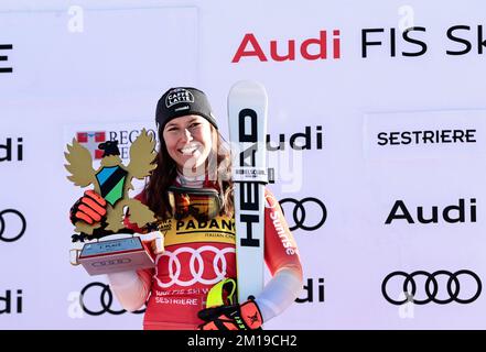 Sestriere, Italien. 11.. Dezember 2022. SKIFAHREN - FIS SKI WORLD CUP, Women's Slalom Sestriere, Piemonte, Italien Winnner HOLDENER Wendy Credit: Independent Photo Agency/Alamy Live News Stockfoto