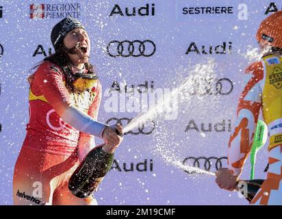 Sestriere, Italien. 11.. Dezember 2022. SKIFAHREN - FIS SKI WORLD CUP, Women's Slalom Sestriere, Piemonte, Italien Winnner HOLDENER Wendy Credit: Independent Photo Agency/Alamy Live News Stockfoto