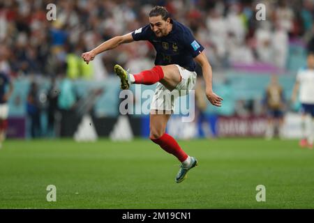 Al-Khor, Katar. 10.. Dezember 2022. Adrian Rabiot (FRA) Fußball : FIFA Weltmeisterschaft Katar 2022. Viertelfinalspiel zwischen England 1-2 Frankreich im Al Bayt Stadion in Al Khor, Katar . Kredit: Mutsu Kawamori/AFLO/Alamy Live News Stockfoto