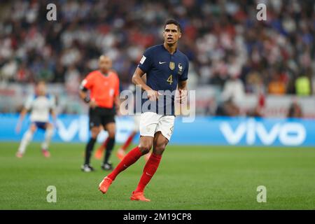 Al-Khor, Katar. 10.. Dezember 2022. Raphael Varane (FRA) Fußball : FIFA Weltmeisterschaft Katar 2022 Viertelfinalspiel England 1-2 Frankreich im Al Bayt Stadion in Al Khor, Katar . Kredit: Mutsu Kawamori/AFLO/Alamy Live News Stockfoto