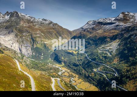 Grimsel und Furka Gebirgspass, dramatische Straße mit schweizer alpen, Schweiz Stockfoto