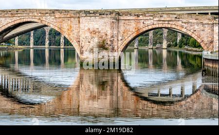 Die drei Brücken von Berwick-upon-Tweed, die Alte Brücke, die Neue Brücke und die Royal Border Bridge über den Fluss Tweed Stockfoto