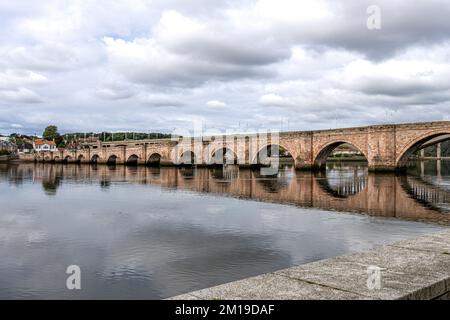 Die drei Brücken von Berwick-upon-Tweed, die Alte Brücke, die Neue Brücke und die Royal Border Bridge über den Fluss Tweed Stockfoto