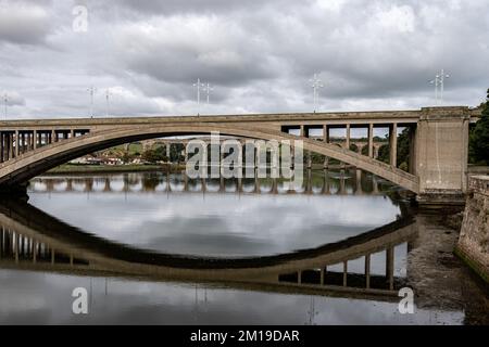 Die drei Brücken von Berwick-upon-Tweed, die Alte Brücke, die Neue Brücke und die Royal Border Bridge über den Fluss Tweed Stockfoto