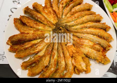 Teller mit frittierten Sardellen Stockfoto