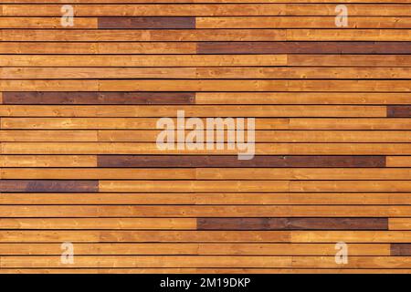 Holzwand aus unterschiedlich farbigen Brettern, flache Hintergrund-Fotostruktur Stockfoto