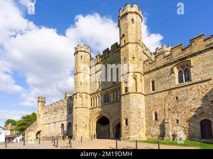 Battle East Sussex North Face of Battle Abbey großes Pförtnerhaus, das 1338 erbaut wurde, und das angrenzende Viertel Wall Battle Abbey East Sussex England GB Europa Stockfoto