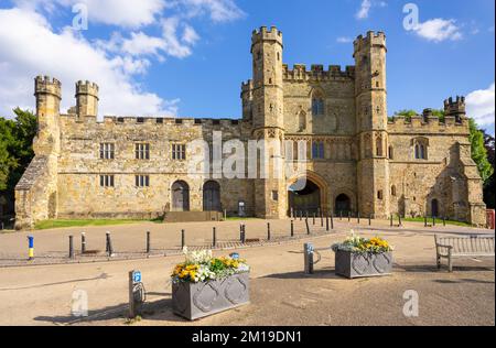 Battle East Sussex North Face of Battle Abbey großes Pförtnerhaus, das 1338 erbaut wurde, und das angrenzende Viertel Wall Battle Abbey East Sussex England GB Europa Stockfoto