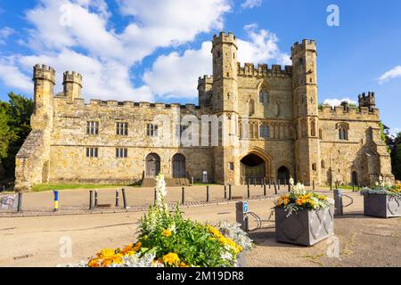 Battle East Sussex North Face of Battle Abbey großes Pförtnerhaus, das 1338 erbaut wurde, und das angrenzende Viertel Wall Battle Abbey East Sussex England GB Europa Stockfoto