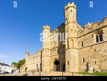 Battle East Sussex North Face of Battle Abbey großes Pförtnerhaus, das 1338 erbaut wurde, und das angrenzende Viertel Wall Battle Abbey East Sussex England GB Europa Stockfoto