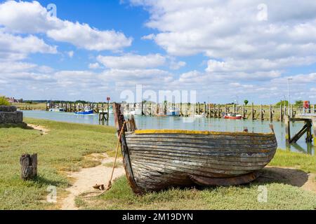 Roggenhafen Altes Fischerboot am Flussufer des Flusses Rother im Dorf Rye Harbour, altes Boot Rye Sussex England GB Europa Stockfoto