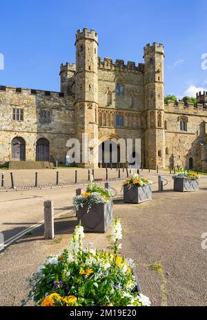 Battle East Sussex North Face of Battle Abbey großes Pförtnerhaus, das 1338 erbaut wurde, und das angrenzende Viertel Wall Battle Abbey East Sussex England GB Europa Stockfoto