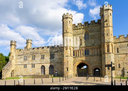 Battle East Sussex North Face of Battle Abbey großes Pförtnerhaus, das 1338 erbaut wurde, und das angrenzende Viertel Wall Battle Sussex England GB Europa Stockfoto