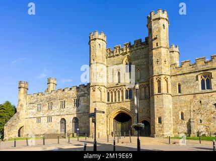 Battle Abbey East Sussex Nordwand der Battle Abbey großes Torhaus gebaut 1338 und die angrenzende Mauer Battle Sussex England GB Europa Stockfoto