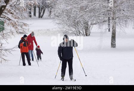 Moskau, Russland. 11. Dezember 2022. Leute, die an einem verschneiten Tag im Stadtzentrum Schlitten fahren und im Schnee spielen, nach dem nächtlichen Schneefall in Moskau. Kredit: Molakaliva/Alamy Live News Stockfoto