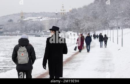 Moskau, Russland. 11. Dezember 2022. An einem verschneiten Tag im Stadtzentrum gehen die Menschen nach dem nächtlichen Schneefall in Moskau entlang der Promenade im Park. Kredit: Molakaliva/Alamy Live News Stockfoto