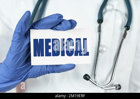 Medizinisches Konzept. Der Arzt hat eine Visitenkarte, auf der steht - MEDIZINISCH Stockfoto