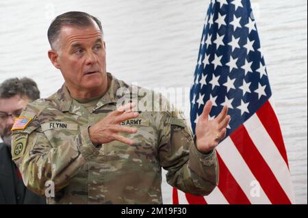 Tokio, Japan. 11.. Dezember 2022. USA Army Pacific Commander, General Charles A. Flynn, spricht am Sonntag, den 11. Dezember 2022 auf der hochrangigen Pressekonferenz des Militärs Japan-USA-Philippinen im Camp Asaka in Tokio, Japan. Foto: Keizo Mori/UPI Credit: UPI/Alamy Live News Stockfoto