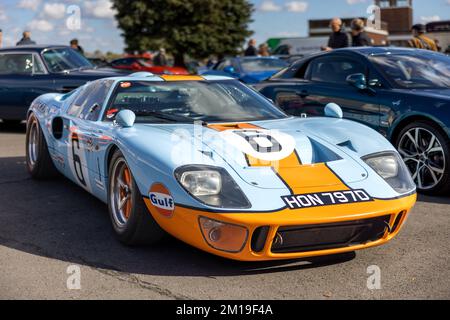 GT40 Le Mans Coupe „HON 797D“ wird am 9.. Oktober 2022 im Bicester Heritage Centre ausgestellt Stockfoto