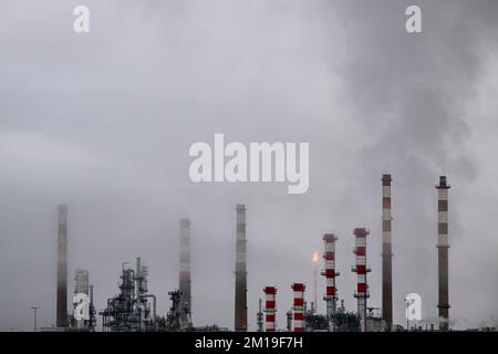 Ölraffinerie mitten im Smog. Foto von 2011. Stockfoto