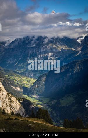 Nebeliger Berg über Grindelwald, schneebedeckte Berner Schweizer alpen, Schweiz Stockfoto