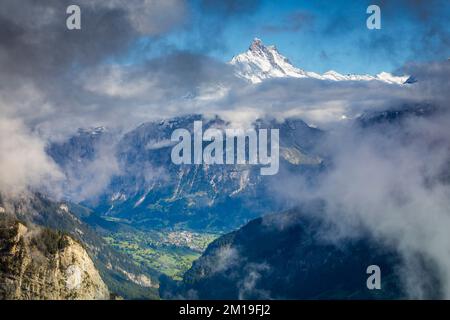 Nebeliger Berg über Grindelwald, schneebedeckte Berner Schweizer alpen, Schweiz Stockfoto